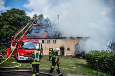 Schwaebisch Gmuend: Bauernhaus mit Scheune in Vollbrand - Nachbarn retten betbettlaegerige Bewohnerin
